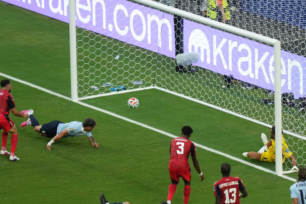 Maxi Araujo (20), de Uruguay, anota el primer gol de su equipo.