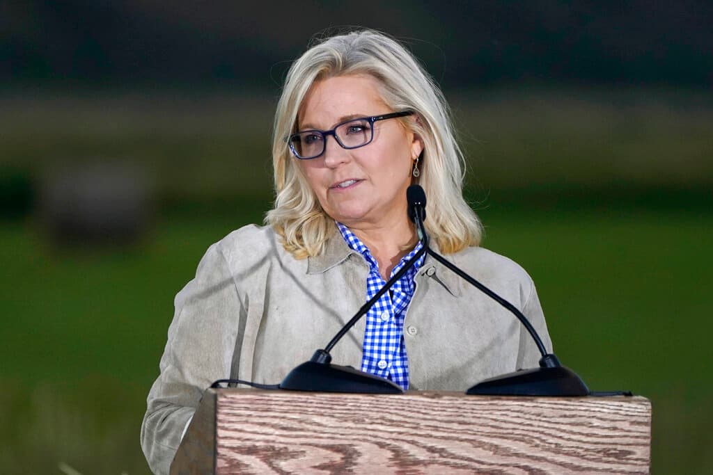 <b>Liz Cheney (Wyoming). Perdió. </b>Ha sido una de las voces republicanas más críticas de Donald Trump luego del asalto al Capitolio del 6 de enero de 2021 y el partido le hizo pagar el precio a esta republicana 'de raza', hija del exvicepresidente de George W. Bush, Dick Cheney.
<br>
<br>Primero
<a href="https://www.univision.com/noticias/politica/el-precio-de-condenar-a-donald-trump-liz-cheney-mccarthy-partido-republicano">fue destituida como tercera republicana de mayor rango en la Cámara Baja</a>; luego, el partido en Wyoming (un estado en el que Trump arrasó en votos en 2020) votó para censurarla; y ahora
<a href="https://www.univision.com/noticias/politica/liz-cheney-derrota-primarias-de-wyoming">sufrió una aplastante derrota en la primaria para conservar su escaño</a> frente a la opositora apoyada por Trump.
<br>
<br>Pese a la defenestración de su propio partido y a que
<b> sufrió amenazas de muerte</b> que no le permitieron hacer actos de campaña, Cheney se mantuvo estoica en su rol de
<b>vicepresidenta del panel que investiga el asalto al Capitolio,</b> lo que le valió simpatías entre republicanos que repudian a Trump, así como independientes y hasta demócratas. Ahora, diferentes análisis la ven como una posible candidata presidencial para 2024.
