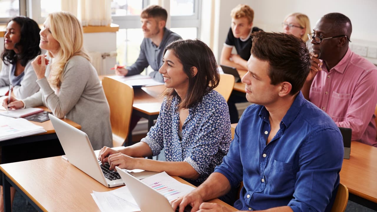<h3 class="cms-H3-H3">✔️ Recomendaciones para empezar </h3>
<br>
<b>Haz una prueba de nivel: </b>Muchas instituciones la ofrecen gratis.
<br>Establece tus metas: ¿Quieres mejorar para el trabajo? ¿Entender mejor a tus hijos en la escuela? Escríbelo.
<br>
<b>No te rindas: </b>Aprender inglés toma tiempo. Lo importante es practicar todos los días.
<br>
<b>Habla sin miedo:</b> No te preocupes por equivocarte, ¡así se aprende!