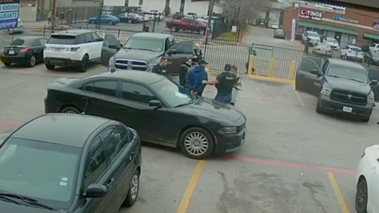 La mujer se acerca con los menores a hablar con los oficiales y estos le responden algo, mientras que el hombre sigue esposado. ICE no ha dado más información de este caso, si quieres saber si enfrentas una orden de arresto o deportación por parte de inmigración
<a href="https://www.univision.com/local/san-antonio-kwex/como-saber-si-tienes-orden-de-deportacion-pasos-a-seguir-proceso-fotos" target="_blank">entra a este enlace para ver el paso a paso. </a>