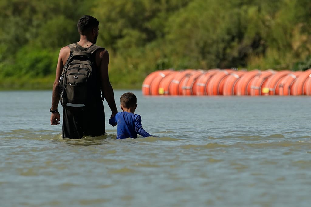 Ciudadanos interponen demanda contra Eagle Pass por “muro flotante” en el Río Grande