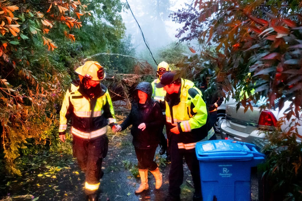 Los condados del norte de Mendocino y del sur de Humboldt
<b>recibieron entre 4 y 8 pulgadas de lluvia en las últimas 48 horas</b>, y se esperaban las mismas cantidades durante las próximas 48 horas, dijeron meteorólogos de California.