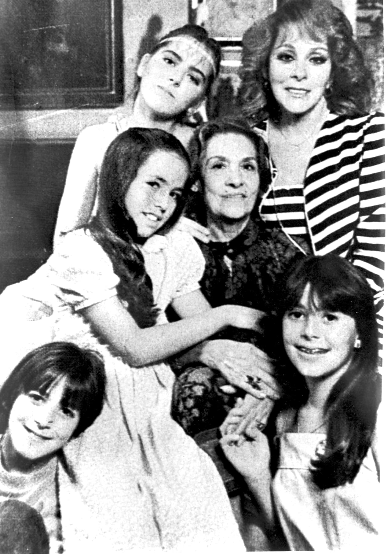 "No sé hasta qué punto, si sabía o no la Pinal (Silvia) o Viridiana andaba a medio escondidas, no sé. A veces se quedaba conmigo,
<b>después me enteré que mentía en su casa</b> y se quedaba ahí conmigo, yo no sabía, ella me dijo que no había problema", puntualizó.
<br>