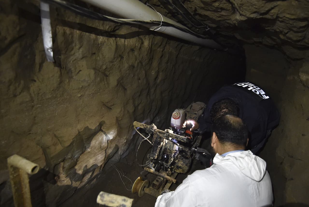 <b>The tunnel, July 2015. </b>The media reveal 'El Chapo's' escape route. It had light and ventilation systems, as well as a motorcycle adapted on rails, traps and false exits.
<br>