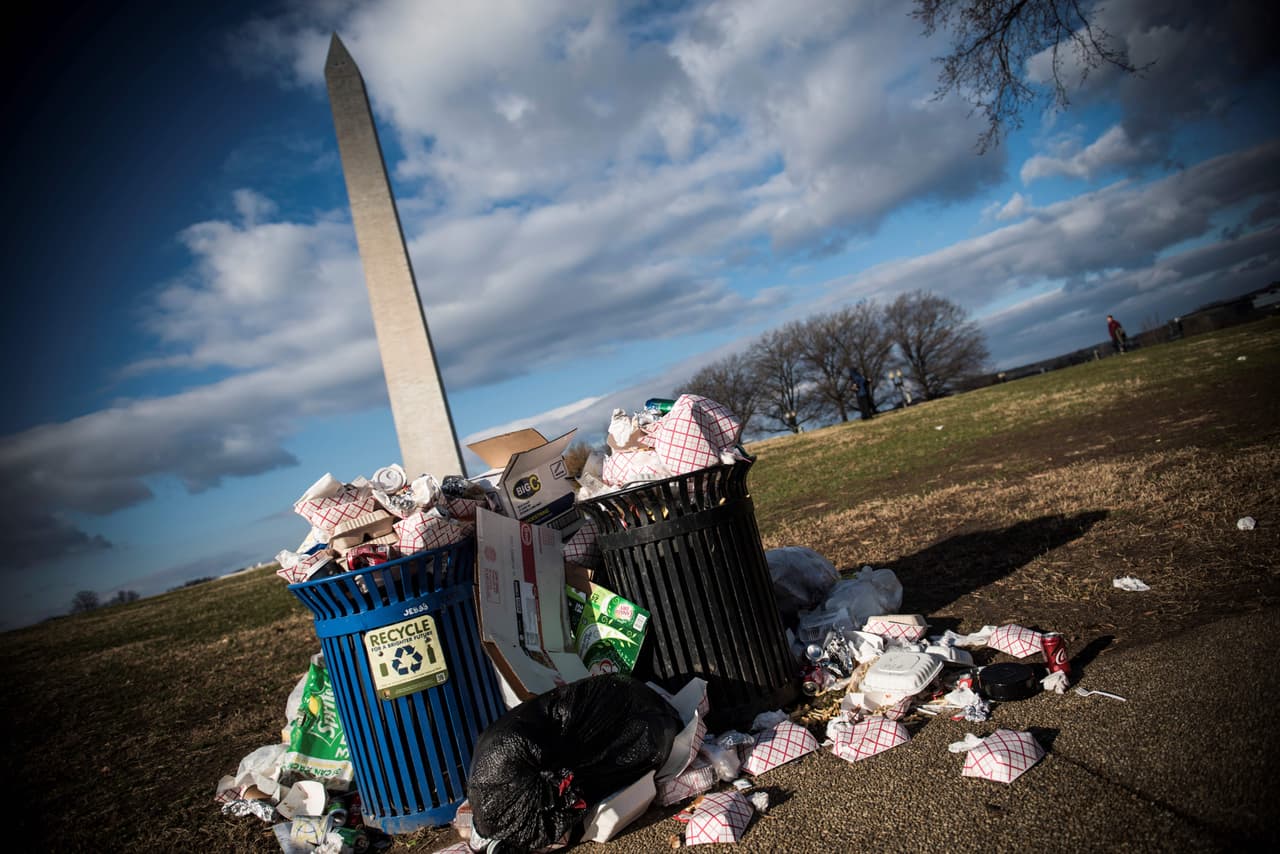 <b>Basura en los monumentos.</b> Los botes alrededor del monumento a George Washington rebosados un día antes de navidad en la capital, tres días después del comienzo del conflicto el 21 de diciembre de 2018.
<a href="https://www.univision.com/noticias/politica/no-lo-voy-a-hacer-tan-rapido-trump-dice-que-por-ahora-no-declarara-emergencia-nacional">Unos 800,000 trabajadores federales están siendo afectados por el desacuerdo.</a>