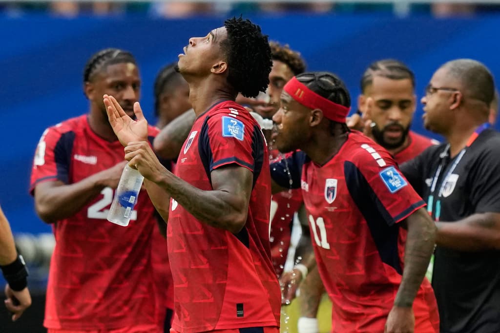 Kevin Pina, de Cabo Verde, en el centro, reacciona tras marcar el primer gol de su equipo.