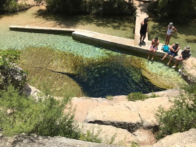 <b>Jacob's Well</b>
<br>
<br>Un manantial en Texas Hill Country que fluye desde Cypress Creek, ubicada al noroeste de Wimberley, Texas, cerca de Austin. Sus aguas frías esconden una
<a href="https://www.univision.com/local/austin-kakw/jacobs-well-parque-wimberley-texas-cueva-subterranea-fotos" target="_blank">gran cueva subterránea. </a>