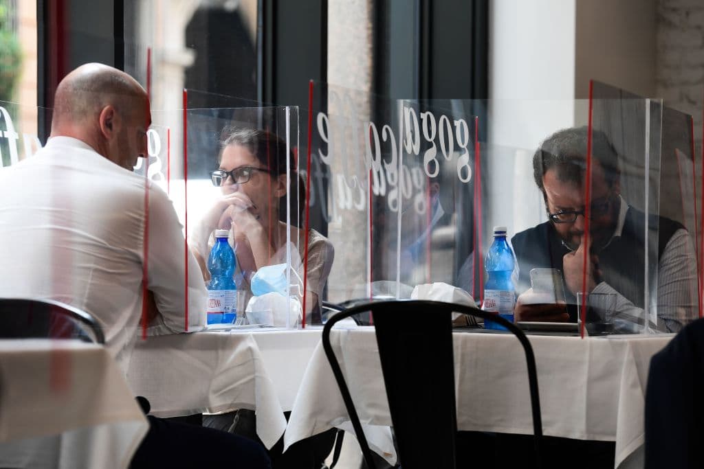 Los restaurantes no lucen igual que antes, muchos colocaron estas divisiones de plexiglás para evitar el contagio entre los comensales.
