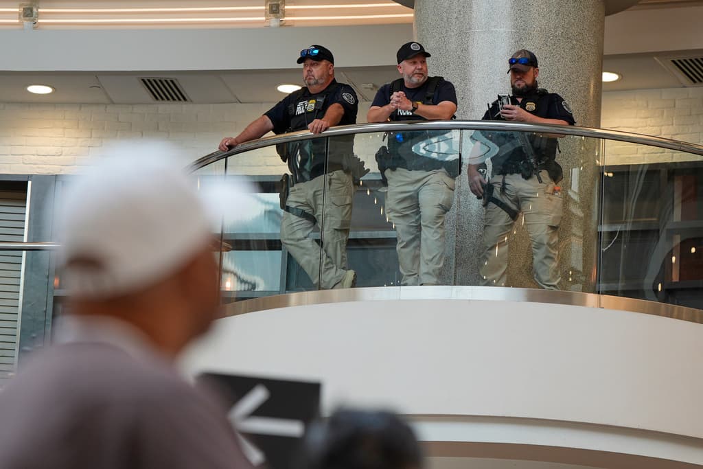 Por ahora
<b>no se ha anunciado una fecha para retirar a los agentes de ICE de los aeropuertos.</b>