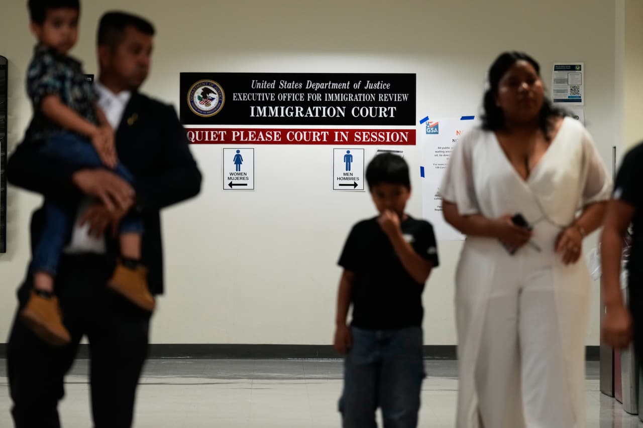 Muchos inmigrantes se enfrentan a la deportación sin un abogado que los represente en el tribunal; este programa podría cambiar eso