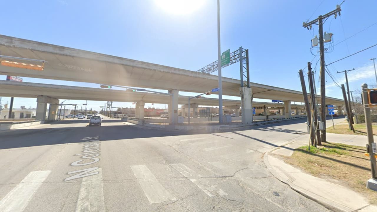 Balean a una mujer desde un vehículo en movimiento en la Carretera 10