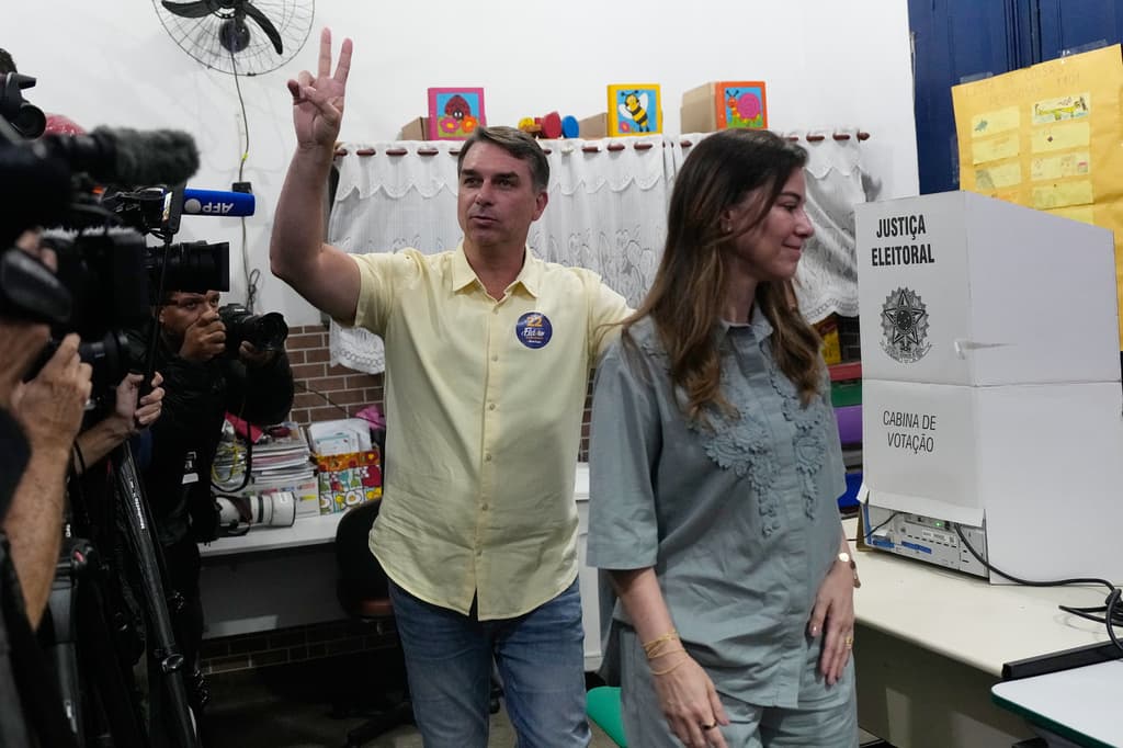 Flávio Bolsonaro asegura que un juez le ha pedido entregar su pasaporte en Brasil