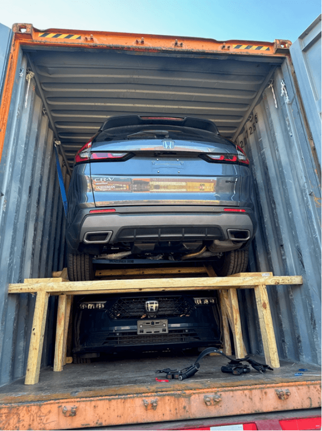 Vehículos robados vinculados a la red criminal fueron encontrados en contenedores de envío en Baltimore con destino a Ghana.
<br>