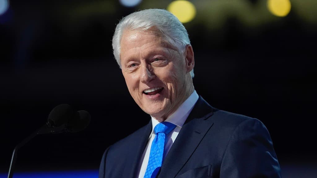 Dan de alta al expresidente Bill Clinton tras ser atendido por una gripe