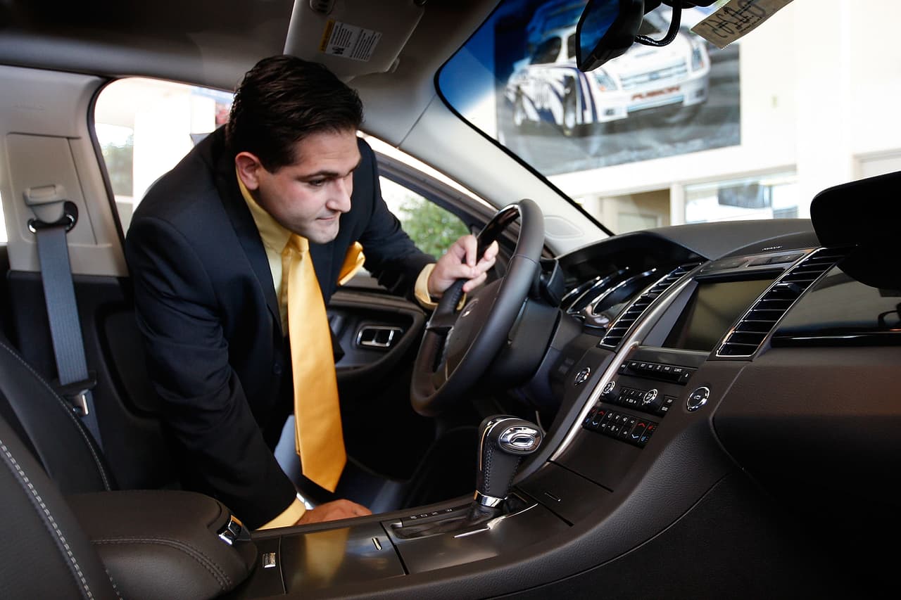 <b>3. EL VENDEDOR NO ES TU AMIGO</b>: Tampoco es tu enemigo, pero por más amigable y simpático que sea,
<b>sus intereses están enfrentados a los tuyos</b>. Su misión es venderte el auto más caro que tu puedas pagar, la tuya es mantenerte firme en las conclusiones a que llegaste después de hacer tu tarea.
<br>
<br>
<b>Relacionado:</b>
<a href="https://www.univision.com/carros/consejos-de-carros/comprar-carro-no-caigas-mentiras-vendedores-fotos">Si vas a comprar un carro, no caigas en estas mentiras que dicen los vendedores</a>