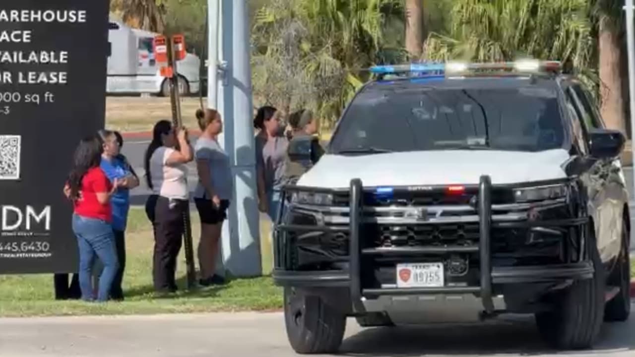 Familiares, trabajadores y hasta organizaciones de apoyo a inmigrantes
<b> se congregaron en el lugar al momento de la redada.</b> Algunos intentaban obtener información sobre sus seres queridos mientras los agentes realizaban el procedimiento.
<br>