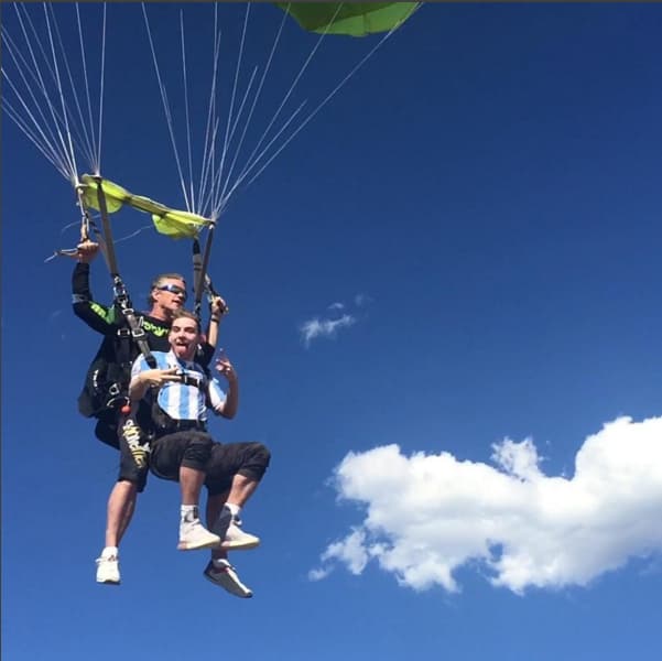 <b><a href="http://www.univision.com/temas/julian-gil">Julián Gil</a></b> y su hijo parecen un par de adolescentes, van a todas partes juntos y la pasan increíble.