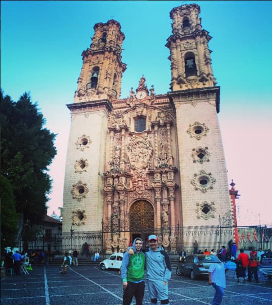 Sin duda
<b><a href="http://www.univision.com/temas/julian-gil">Gil</a></b> se siente orgulloso del hombre que ha formado y ahora tiene la responsabilidad de hacer lo mismo con el pequeño Matías Gregorio.