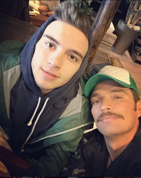 Las fanáticas de
<b><a href="http://www.univision.com/temas/julian-gil">Gil</a></b> han puesto los ojos en su hijo, ya que aseguran que Jr. es mucho más guapo que su mismo padre.