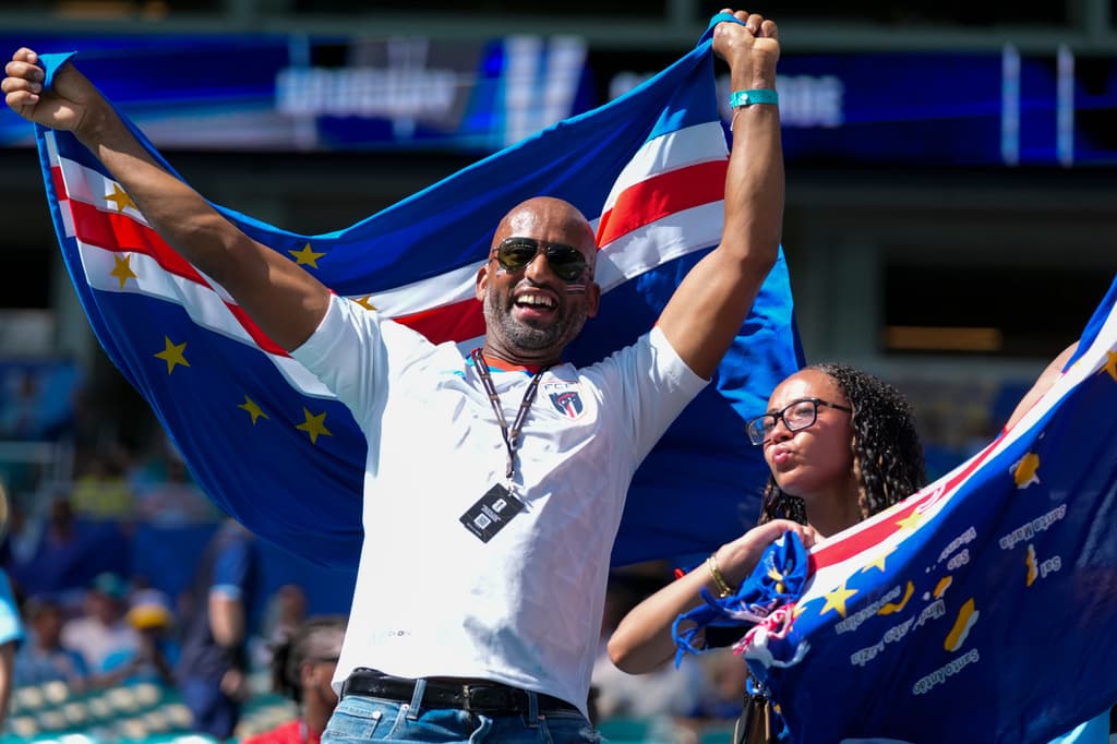 Aficionados de Cabo Verde vitorean antes del partido de fútbol.
