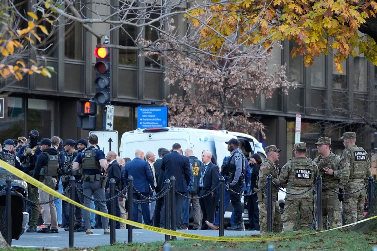 Se cree que
<b>al menos uno de ellos pudo haber intercambiado disparos con el agresor</b>, además de la acción rápida de oficiales de otras fuerzas del orden.