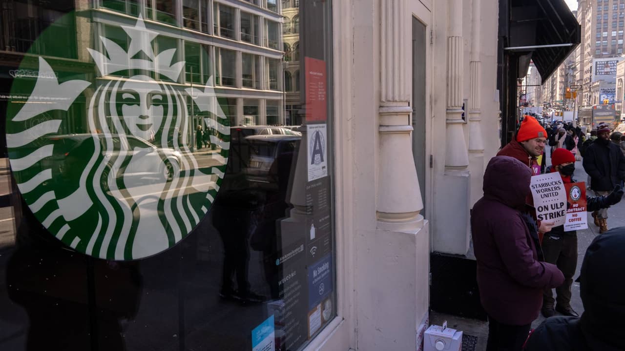 Empleados de Starbucks en Salt Lake City se unen a la huelga navideña nacional
