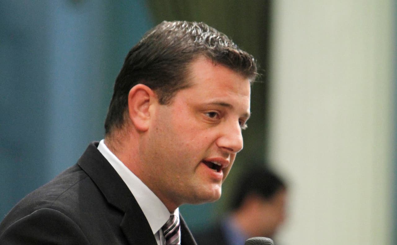 <b>David Valadao (California). Ganó. </b>Este fue el único congresista republicano en cuyo distrito Trump no apoyó a opositores.
<br>
<br>Valadao avanzó a las elecciones generales de noviembre en las que, debido a la redistribución, su distrito ahora tiene una tendencia más demócrata.
<br>
<br>Pese a la no intervención de Trump aquí, Valadao ganó al contendiente republicano (un seguidor de Trump) por pocos puntos porcentuales (25,6 % contra 23,4% de Chris Mathys) pero muy por detrás del legislador estatal demócrata Rudy Salas (42,5 % de los votos), que lucha por este escaño.