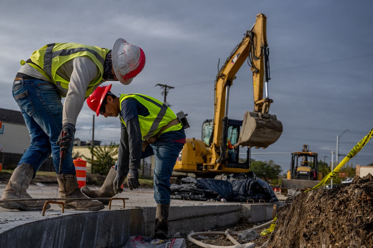 Presionan a Biden para que otorgue permisos de trabajo a tres grupos de indocumentados: ¿qué tan posible es?