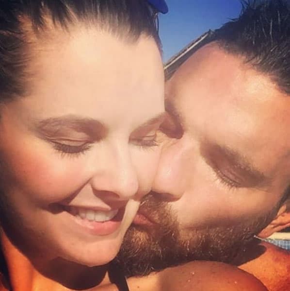 Julián Gil la llevó a un restaurante en Miami y la guapa venezolana pensaba que sólo sería una cena romántica. Sin embargo esa noche cambiaría su vida.