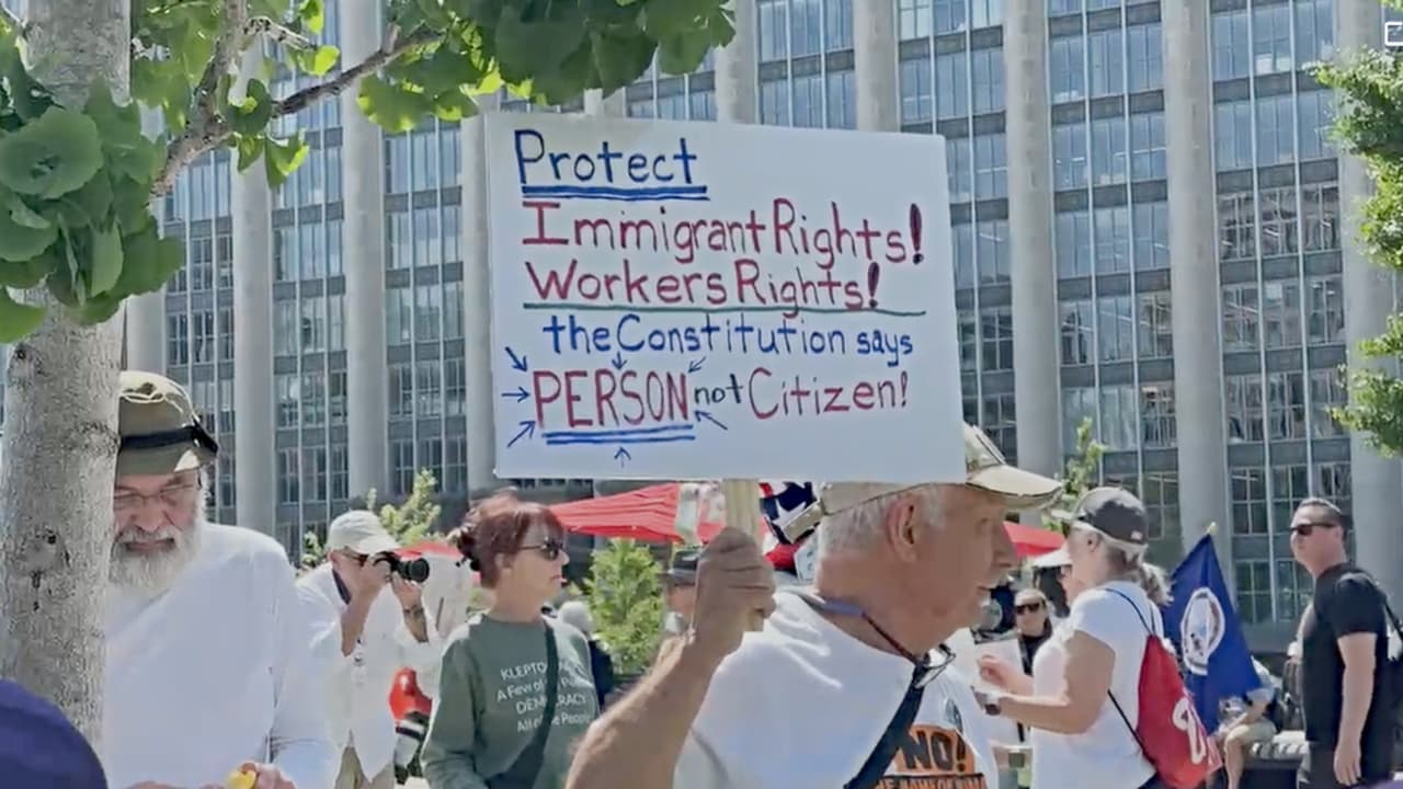 Manifestantes en DC piden justicia para trabajadores e inmigrantes en marcha del 1 de Mayo