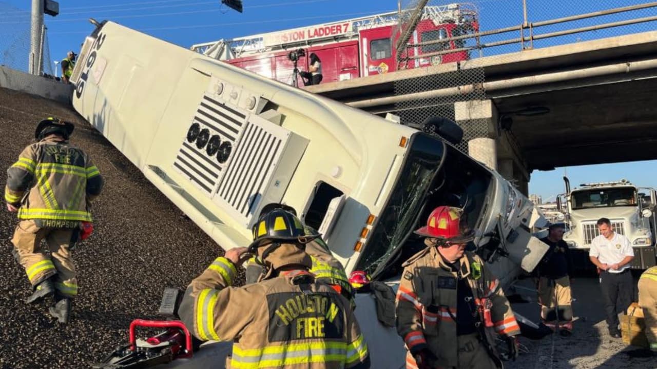 Dentro del autobús viajaban al menos
<b> 14 pasajeros</b>, además del conductor del sedán involucrado en el percance. Autoridades confirmaron que todos resultaron lesionados, aunque la
<b>mayoría presentaba heridas de leves a moderadas.</b>