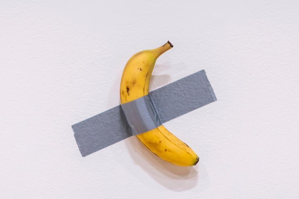 La banana adherida a la pared que fue vendida como arte por $6.2 millones (y que será devorada)