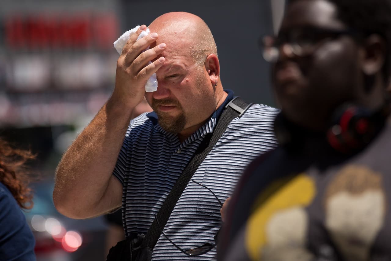 ¿Sin aire acondicionado? Así puedes refrescarte durante el calor extremo en Florida