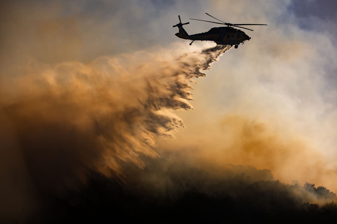 Evacúan a más de 20,000 personas por incendio forestal que amenaza viviendas en California