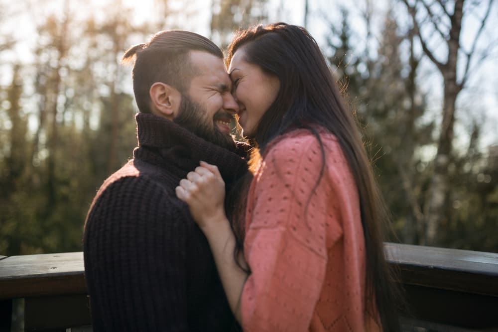 <b>Aries con Géminis, relación comunicativa</b>
<br>Géminis es el signo comunicativo por excelencia y su chispa y agilidad mental encanta al ariano que ve en su pareja geminiana a alguien inteligente con quien puede conversar distintos temas. El peligro consiste cuando Géminis habla demasiado y le empieza a agobiar con pláticas interminables, entonces la relación empieza a peligrar.