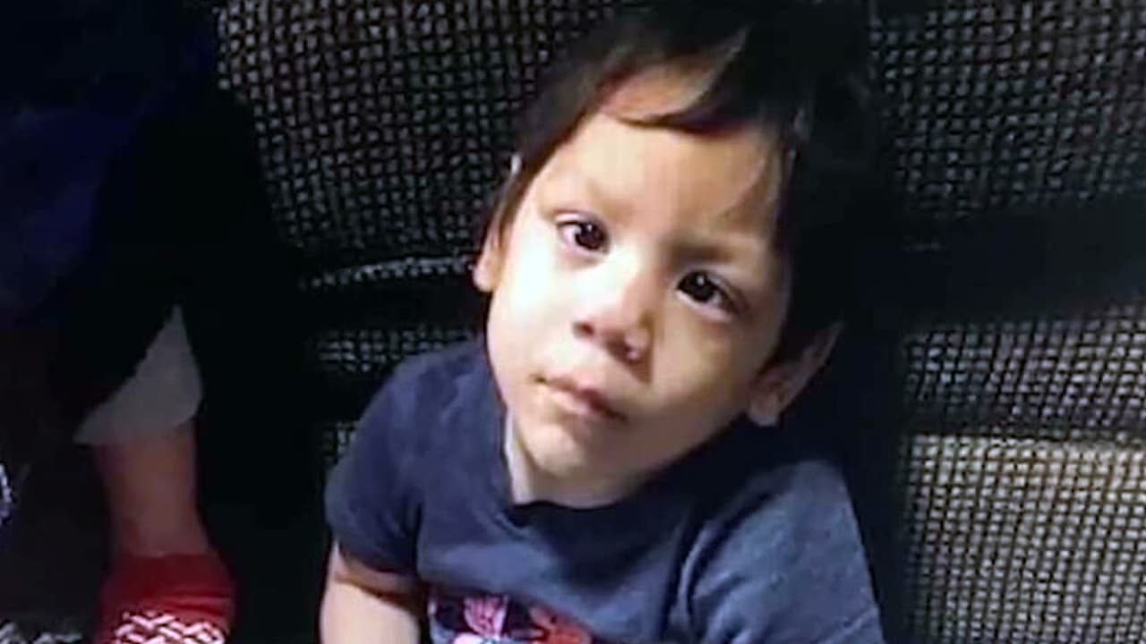 <b>¿Dónde está el niño Noel Rodríguez?</b> Es la pregunta que las autoridades intentar responder, después de que
<a href="https://www.univision.com/local/dallas-kuvn/nino-noel-rodriguez-alerta-amber-everman-texas" target="_blank">una denuncia anónima los alertó sobre la desaparición del pequeño el 20 de marzo</a>. Según el Departamento de Policía de la ciudad de Everman,
<b>no hay rastros de Noel desde noviembre del año pasado</b>.