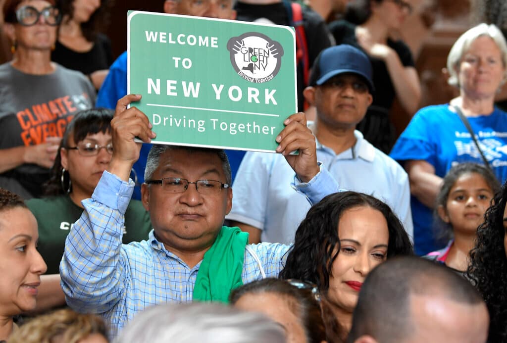 Por qué Nueva York y 19 estados más dan licencias de conducir a indocumentados
