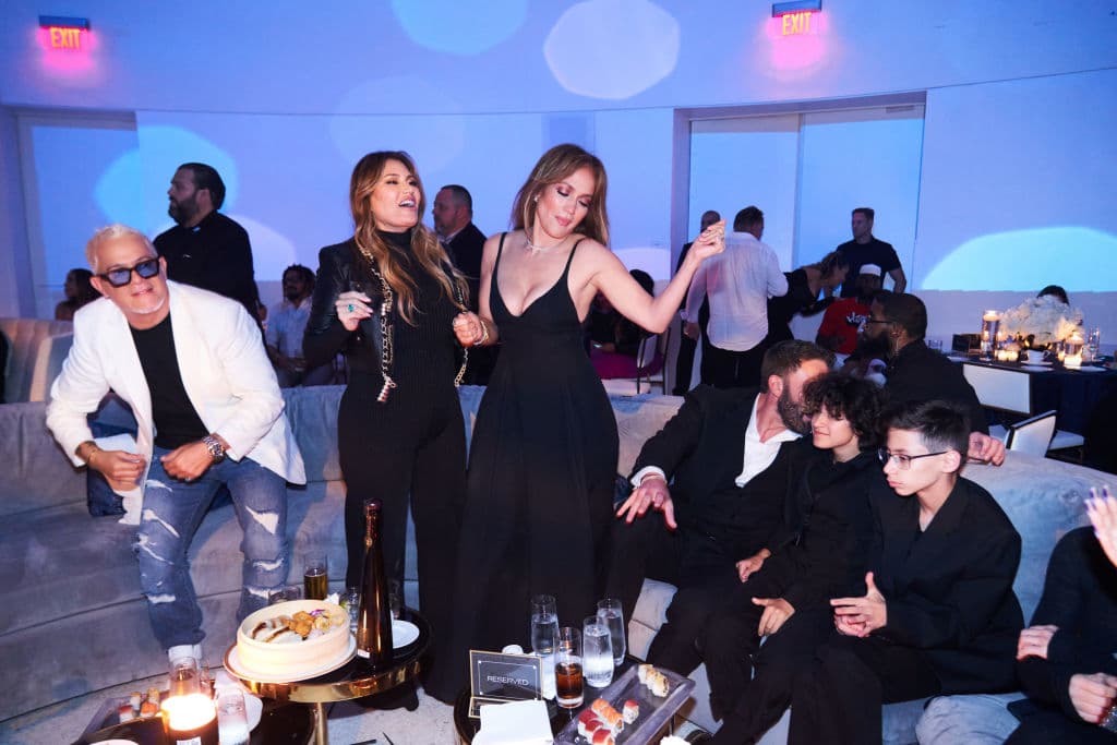 El evento se llevó a cabo el 8 de octubre y como pocas veces
<b>Max se dejó ver en compañía de su padrastro.</b>
<br>