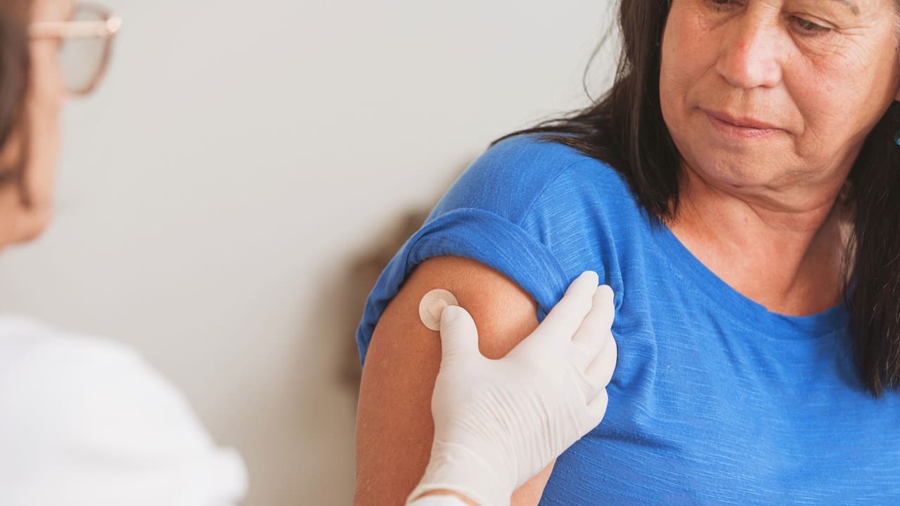 <h3 class="cms-H3-H3">IMSS-Bienestar: atención básica, no cotización </h3>Además, está IMSS-Bienestar, creado para brindar atención médica gratuita a quienes no tienen seguridad social.
<b>Aquí no se cotiza, no suma semanas y no aplica para quienes viven en Estados Unidos</b>. Sirve únicamente cuando te encuentras en México y
<b>necesitas servicios básicos de salud.</b>