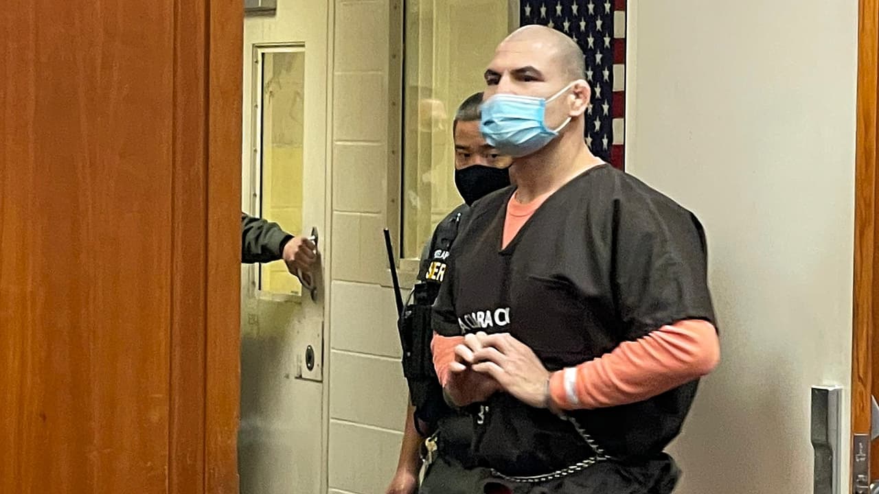 Caín Velásquez se declara no culpable de intento de homicidio contra el presunto abusador de su hijo