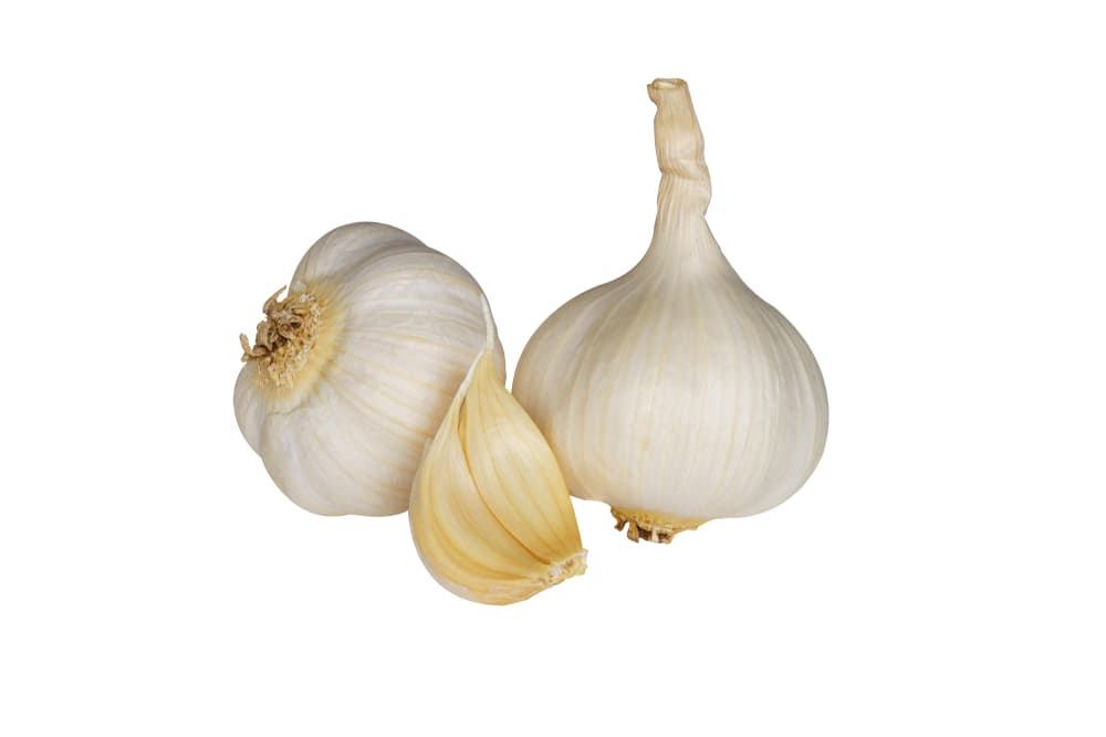 Finalmente, otra creencia peculiar digna de abuelitas es que si alguien tiene problemas para dormir, como insomnio o pesadillas, puedes poner un ajo bajo la almohada, pues tendrá efectos relajantes que causen un sueño profundo.