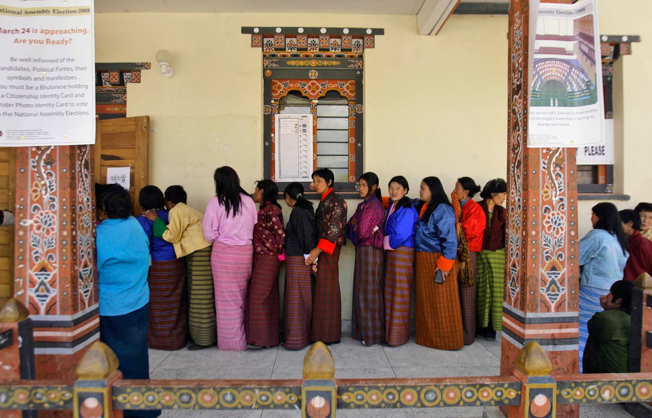 <b>Bután</b>
<br>
<br>Refugiados aceptados por Estados Unidos desde 2016:
<b>11,635</b>
<br>
<br>2016: 5,817 refugiados aceptados.
<br>
<br>2017: 3,550 refugiados aceptados.
<br>
<br>2018: 2,228 refugiados aceptados.
<br>
<br>2019: 32 refugiados aceptados.
<br>
<br>2020: 7 refugiados aceptados.
<br>
<br>2021 (hasta el 30 de abril): 1 refugiado aceptado.
<br>
<br>En la década de 1980, el gobierno de Bután adoptó una política para detener el crecimiento de la minoría étnica nepalí en favor de la etnia Drukpa, dominante en el país. Desde entonces,
<a href="https://obamawhitehouse.archives.gov/blog/2016/03/11/bhutanese-refugees-find-home-america"><u>cerca de 100,000 refugiados de Bután han sido aceptados en Estados Unidos</u></a>. Las comunidades butanesas más grandes se encuentran en Nueva York, Texas, Indiana, Carolina del Norte y Georgia.