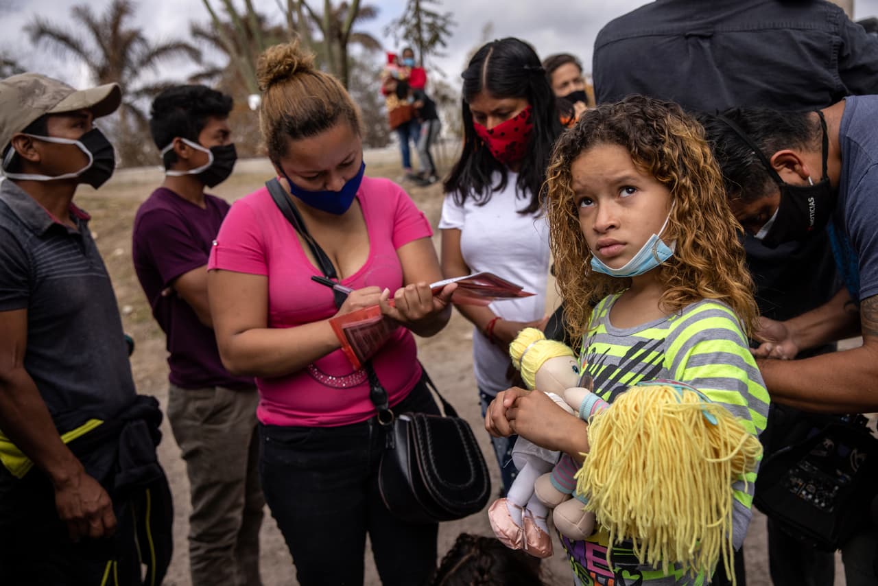 Solicitantes de asilo hondureños esperan para registrarse en un campamento de migrantes en la frontera sur de Estados Unidosel 23 de febrero de 2021 en Matamoros,
<a href="https://www.univision.com/temas/mexico-city">México</a>. Las autoridades migratorias estadounidenses han comenzado a
<a href="https://www.univision.com/shows/noticiero-univision/entran-al-pais-los-primeros-25-migrantes-que-estaban-en-mexico-esperando-por-su-caso-de-asilo-video">permitir a cuentagotas el ingreso a Estados Unidos</a> de algunos solicitantes de asilo con casos activos, en una reversión de la política migratoria de 'Permanecer en México' de la administración Trump.