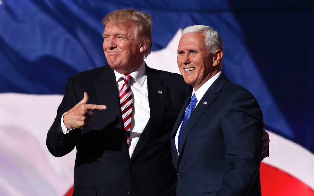 <h2 class="cms-H2-H2">Mike Pence - exvicepresidente del gobierno de Trump</h2>
<br>
<br>Pence es otro de los exfuncionarios del gobierno de Trump que se ha inhibido de criticar públicamente al expresidente, a quien acusó de haber decidido “ser parte del problema” en relación a los sucesos del 6 de enero de 2021.
<br>
<br>En un reciente libro Pence acusa a Trump, de haber puesto en peligro “a mí, a mi familia y a todos en el edificio del Capitolio”. Sin embargo, al igual que otros funcionarios del gobierno de Trump, Pence se guardó sus criticas hasta el momento de publicar su libro.
<br>
<br>En una entrevista reciente con ABC News, Pence dijo que cree que los “estadounidenses tendrán mejores opciones” en referencia a la candidatura de Trump en 2024. Sin embargo, en una
<a href="https://www.univision.com/noticias/politica/mike-pence-responsabiliza-trump-puesto-peligro-familia-entrevista-jorge-ramos" target="_blank">entrevista con Univision Noticias</a> dijo que aún no tenía decicido qué haría.
<br>