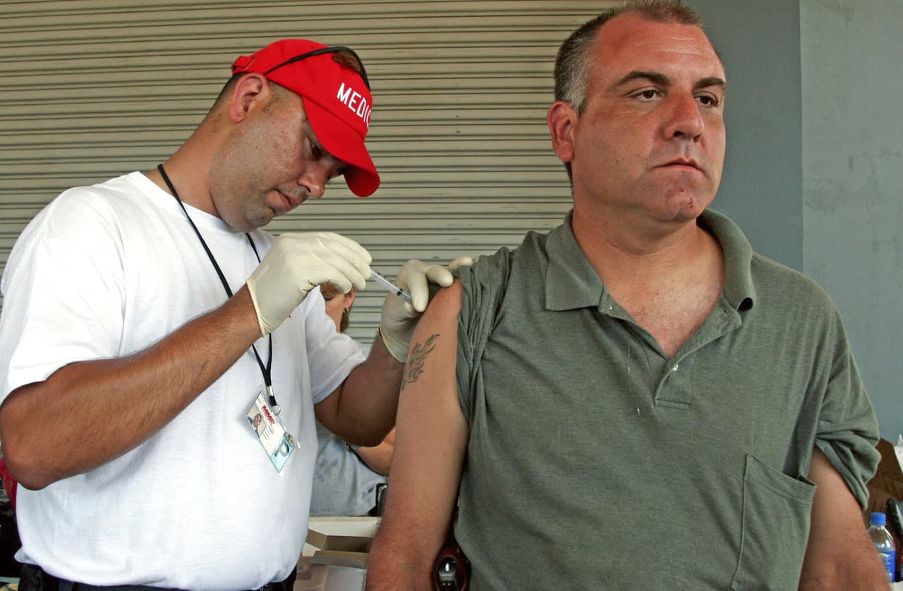 Para que la vacuna sea efectiva
<b>deben recibirse todas las dosis requeridas</b>. Los
<a href="https://www.cdc.gov/vaccines/index.html">Centros para el Control de Enfermedades </a>advierten que no sólo los niños deben estar al día con el calendario de vacunación. También los adultos, pues
<b>la inmunidad que ofrecen las vacunas de la infancia <a href="http://uni.vi/RI5j309oHL6">puede disminuir</a> con el transcurso de los años</b>.