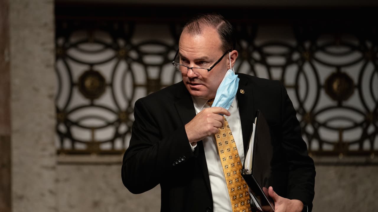 El senador Mike Lee de Utah dice en un tweet que “el objetivo no es la democracia”