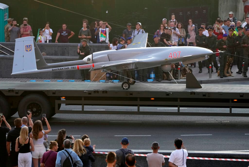 Un dron Bayraktar TB2 de fabricación turca se muestra durante un ensayo de un desfile militar dedicado al Día de la Independencia en Kiev, Ucrania, el 20 de agosto de 2021. Los drones, que llevan bombas ligeras guiadas por láser, han llevado a cabo ataques inesperadamente exitosos en las primeras etapas del conflicto.