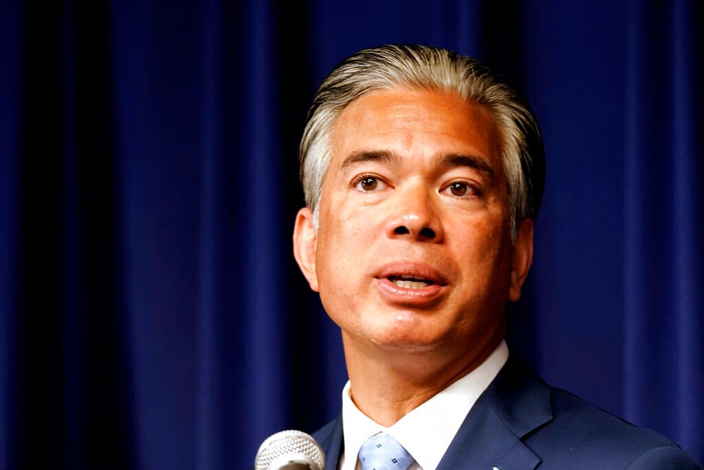 <b>6. Rob Bonta (demócrata):</b> se convirtió en el primer fiscal general filipino-estadounidense electo de California. Bonta nació en Filipinas y emigró con su familia a EEUU cuando era un bebé. Desde el año pasado ocupaba
<a href="https://www.univision.com/noticias/politica/xavier-becerra-confirmado-senado-secretario-de-salud">el cargo que dejó Xavier Becerra tras convertirse en secretario de Salud y Servicios Humanos</a> de EEUU.