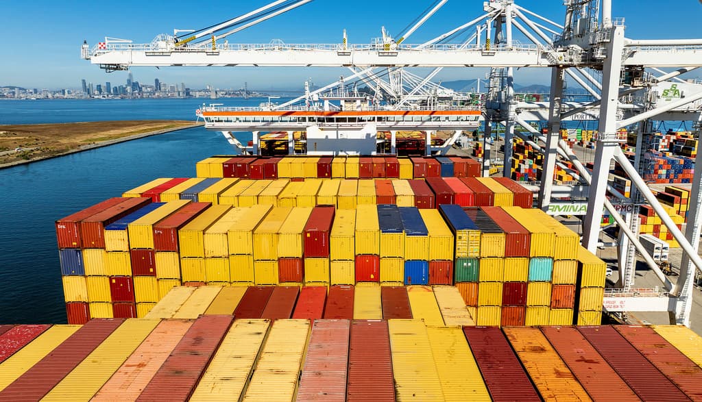 Déficit comercial de EEUU marca récord a pesar de los aranceles de Trump: supera el billón de dólares