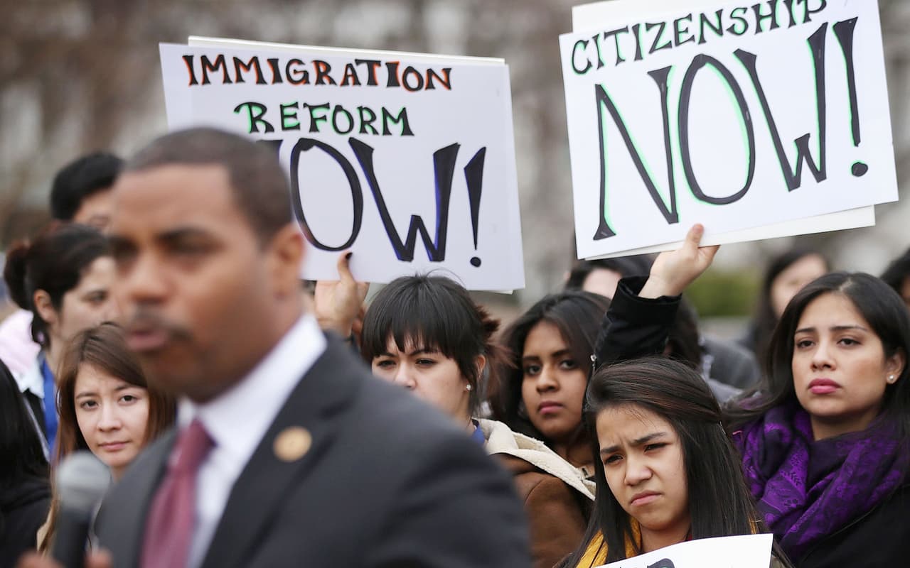 El abogado de inmigración, Raed González, explicó que la última vez que ese estatuto estuvo en vigor fue en 1972, por lo que los inmigrantes que habían llegado antes de esa fecha podían arreglar su estatus.